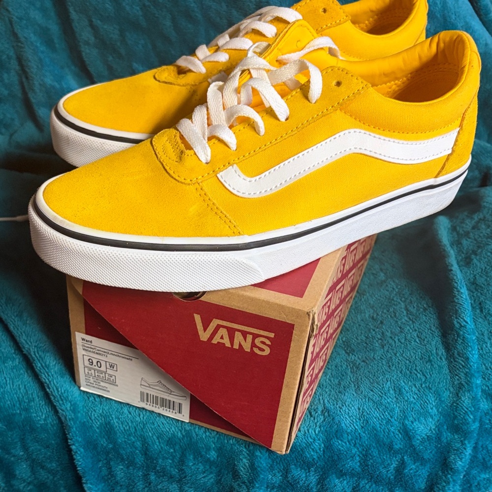 Vans Low Top Sneakers in Vibrant Yellow with White Stripe